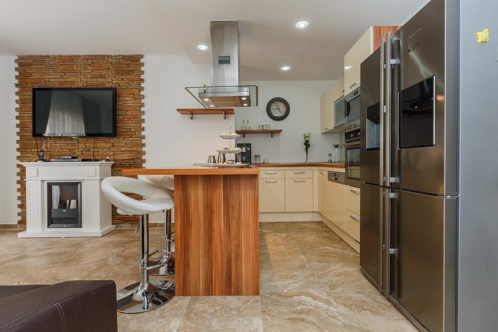 Villa Apartments Katja Traù Esterno foto
